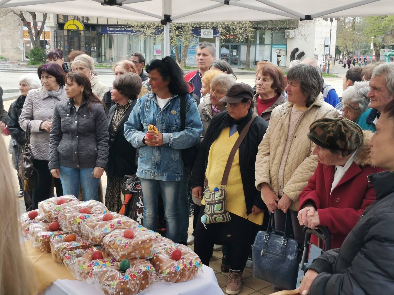 Община Ловеч раздаде на граждани 400 вкусни козунаци шарени яйца